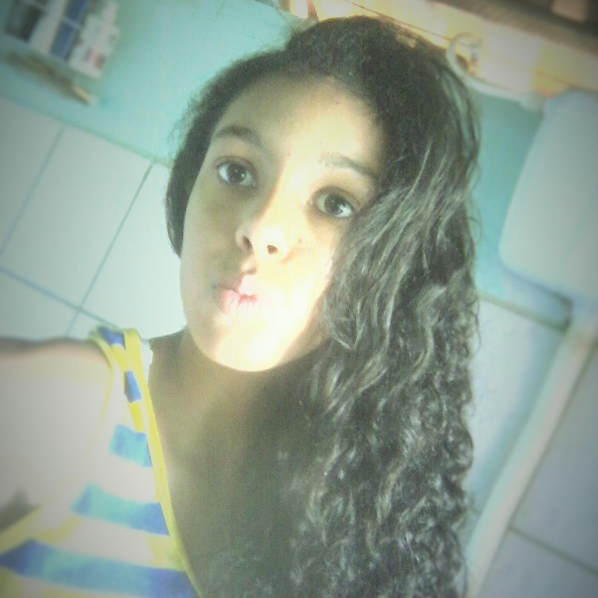 Eu curto legião urbana,sou directioner,lovatic e belieber,sei tocar violão,amo praia e me divertir, sou solteira,e ser feliz é meu lema..Deus em primeiro lugar