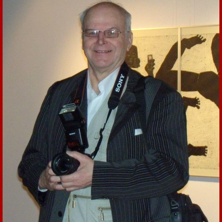 senior, fotoreporter, dziennikarz społeczny, pokazujący życie seniorów  i różne imprezy kulturalne
