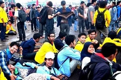 Msh Trdat Kaum Proletar gelandangan tdk KECIL jmlh, trdr kaum TANI kehilangan Kesemptn Bekerja,@ pihak yg plg terombang-ambing pnghdpany d atr MANUSIA