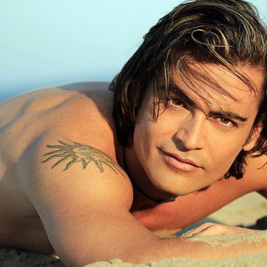 Twitter dedicado a este gran cantante de Orihuela y criado en Tenerife  Oscar CASAÑAS