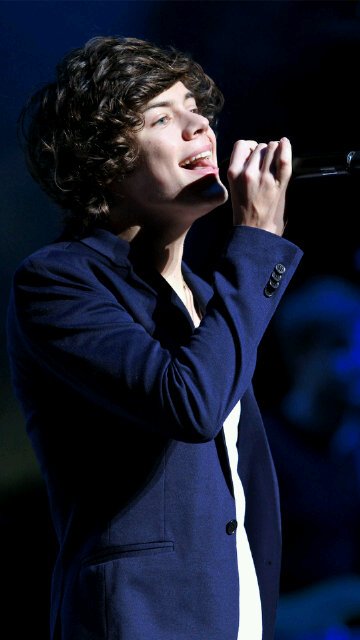 follow @squealarry please and have a nice day c: