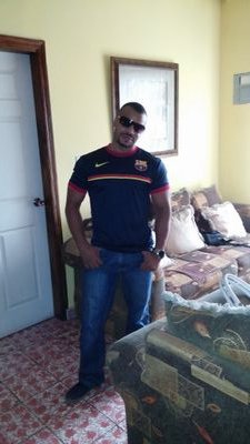 Dicen que trabajo en uno de los poderes del estado, que estudie una maestria y que me gustan los deportes de contacto.