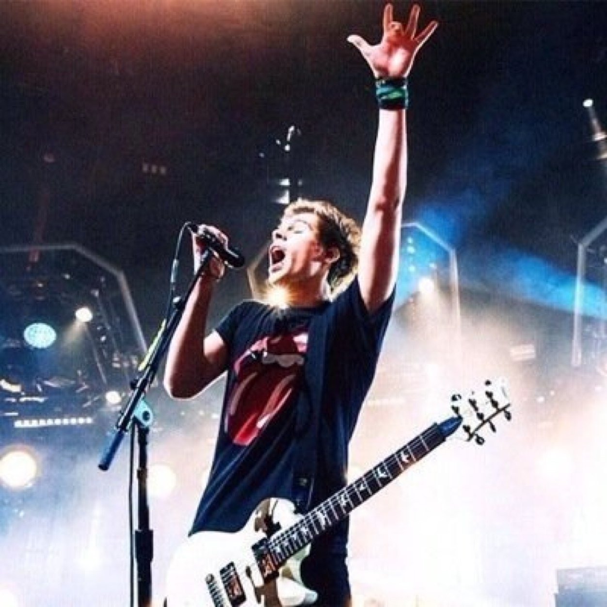 ilukc5sos's profile picture. im in a band, we do weird shit sometimes.