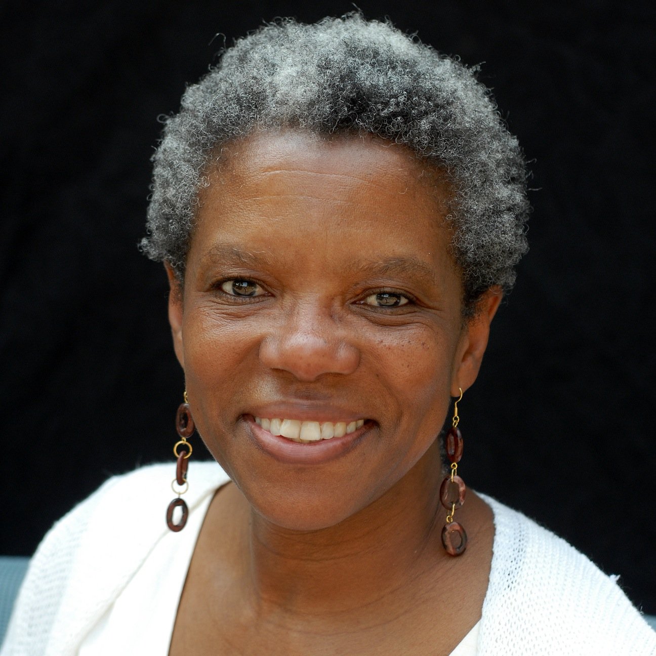 Author, Life Coach, Inspirational Speaker, Intuitive Healer. Sonia supports you as you shift through your hidden layers.