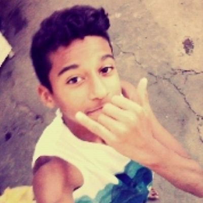 não so famoso mas bonito se vc gosta de rock me segue que eu siguo de volta