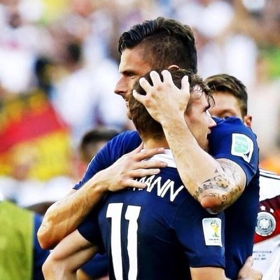 Fan des Girondins de Bordeaux depuis 2000 et j'aime bien le real de Madrid et de la juventus de turain. 
⚽Griezeman ; Pogbo ; Neymar ⚽
 Instagram:gauthier1304