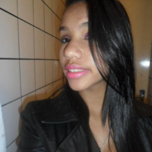 Ela é uma mulher menina que precisa urgentemente ser maiis forte 8)