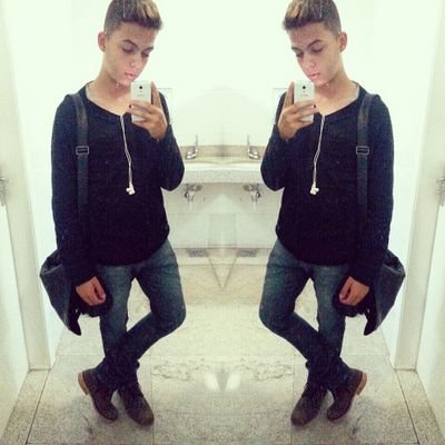 Sou modelo, simpático, humorado                                                   “Primeiro você me arrancou um sorriso, e depois o coração.”.