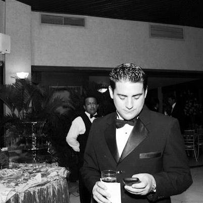 Abogado , cpa , MBA , publicista y cantautor de las estrellas las tienes en tus manos