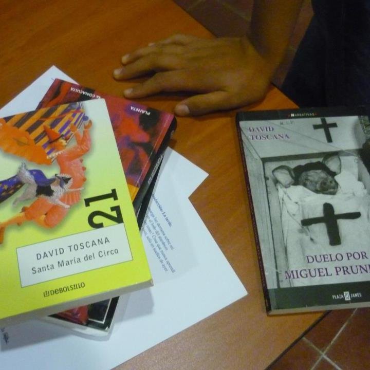 Soy escritor, periodista, editor y consultor político, bueno, eso es lo que dice el papel que me dio la Universidad.