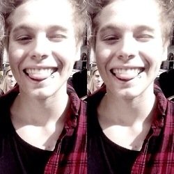 LUKEHEMMOLT's profile picture. How did the baby cross the road? because it was stapled to the chicken