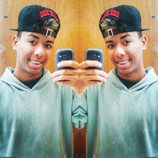 Um dia sem sorrir, é um dia perdido.
http://t.co/bnH6XQl8rC