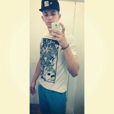Felizes os que sofrem por amigos, os que falam com o olhar. Porque amigo não se cala, não questiona, nem se rende. Amigo a gente entende!  @Lifinha_kanalha aqi
