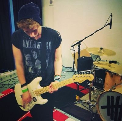 I loooove Luke , Ashton , Calum , Michael , and 5SOS if that makes sense                         ♡♥♡♥♡