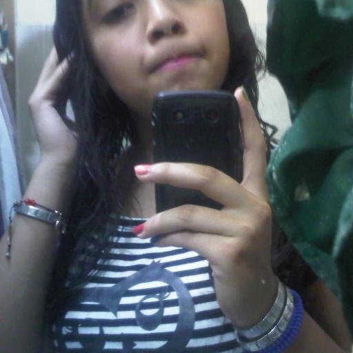 Bueno Yo? Yo Soy una persona Que No Confía En Nadie, Todo le Da Igual, Soy Alegre Y Odiosa Al Mismo Tiempo, Simple Y Sencillo Te Doy el trato que tu me des ;)