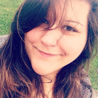 Designer, um pouco neurótica, desconfiada e estressada. A vida é como rapadura, é doce, mas também é dura. O bom humor me define.