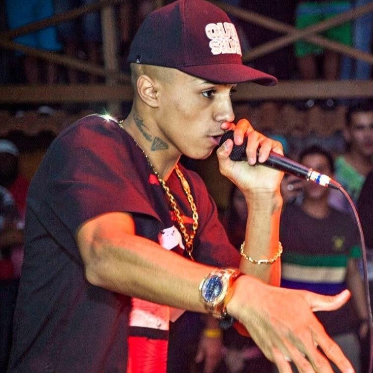 As razões que me impedem de estar com você vai além de te amar,vai além do querer ♪  @mclivinho