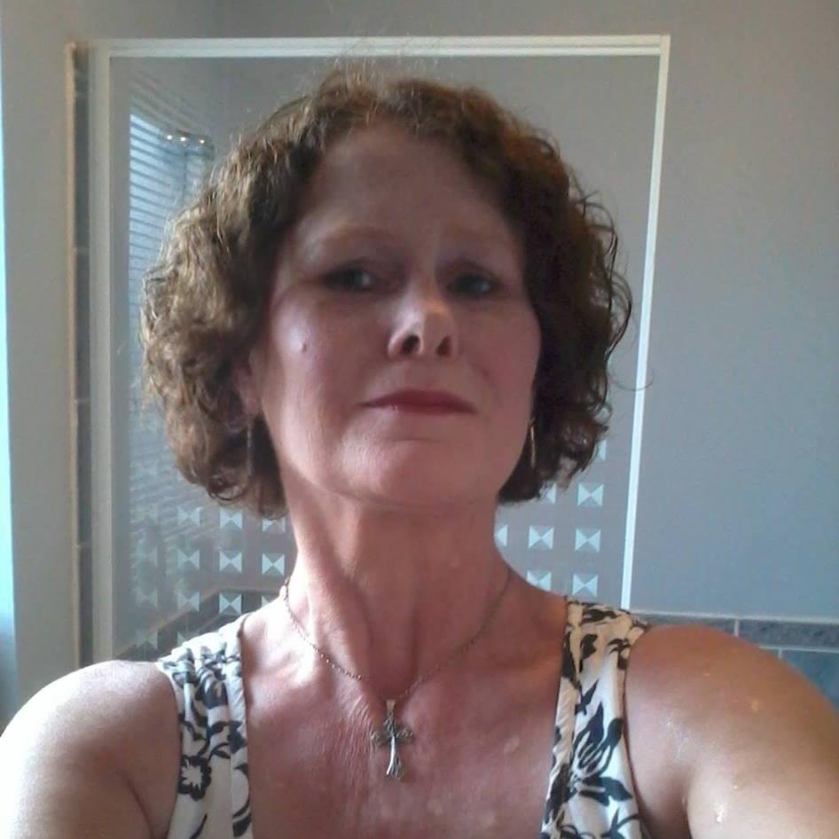 Hi  i am Anne, divorced and the  mother of 2 grown ups and grandmother to 3 beautiful girls