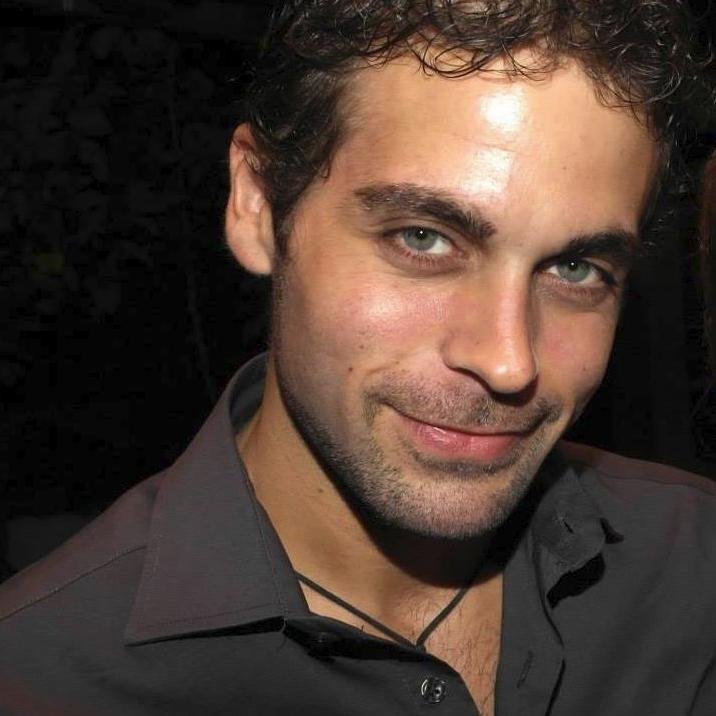 Sognatore appassionato, fotografo nel tempo trovato, danzatore dei ritmi di vita e hobbista per diletto. A volte lavoro, ma solo con quello che mi piace fare.