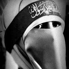 علمت أن رزقي لا يأخذه احد غيري فاطمأن قلبي وعلمت أن عملي لايقوم به احد غيري فاشتغلت به وعلمت أن الله مطلع على فاستحييت أن يراني على معصية