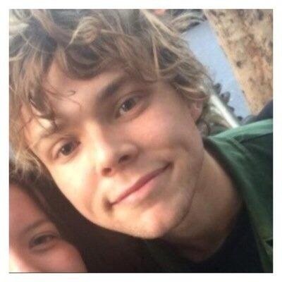 floridakilosmgc's profile picture. ay can u guys please help a girl out and follow @punkgoeshood bc she keeps losing her 10.4k thnx