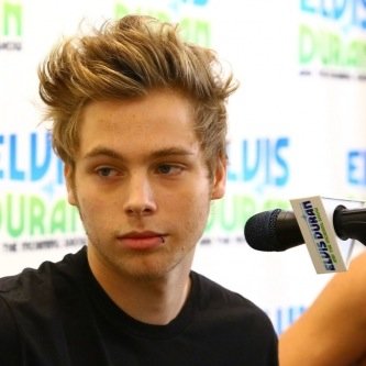 follow @ex0ticlukey cause she gave you this free follow xx