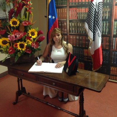Venezolana. Abogada. Deportista.