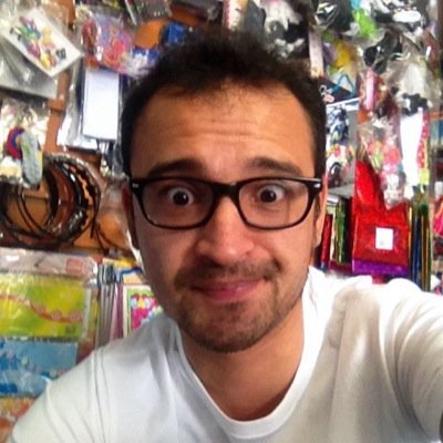 Economista UN, Gusto por la historia y la filosofía. Diplomático, Leal y Bohemio. Alguien en quien confiar