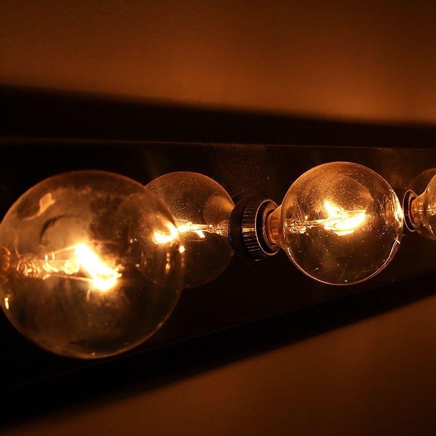 Loja especializada em comercio de luminárias decorativas e lâmpadas com tecnologia Led