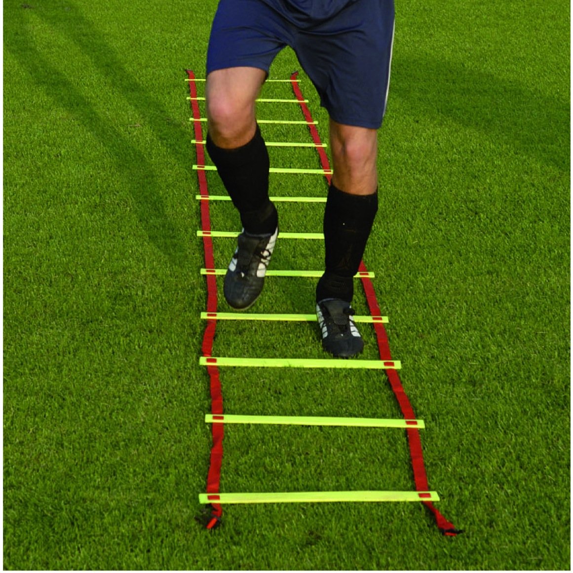 Trainingsmaterialen, Teamsokken en opblaas voetbal velden. Door gezamenlijk groot in te kopen zijn we met veel producten de goedkoopste!
