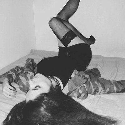 Ahora solo conoces una parte de mi,uno de mis secretos,este es mi escape al vacío..