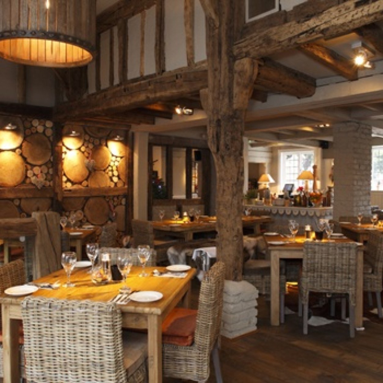 Delightful Country Pub and Dining Room Serving Delicious Food, Fabulous Wines and Super-Chilled Beers