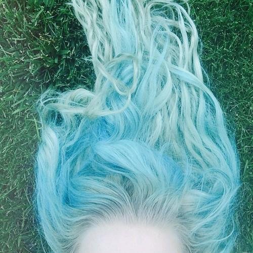 mirrorsxrazors's profile picture. world doesn't matter while smoking ♡