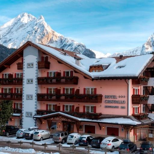 Situato nel centro e circondato da un panorama mozzafiato, l’Hotel Cristallo a Canazei è da oltre cinquant’anni centro di soggiorno di livello internazionale.