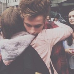 WARNING: LUKE GIRLS YOU MAY CRY AFTER SEEING THESE PHOTO'S