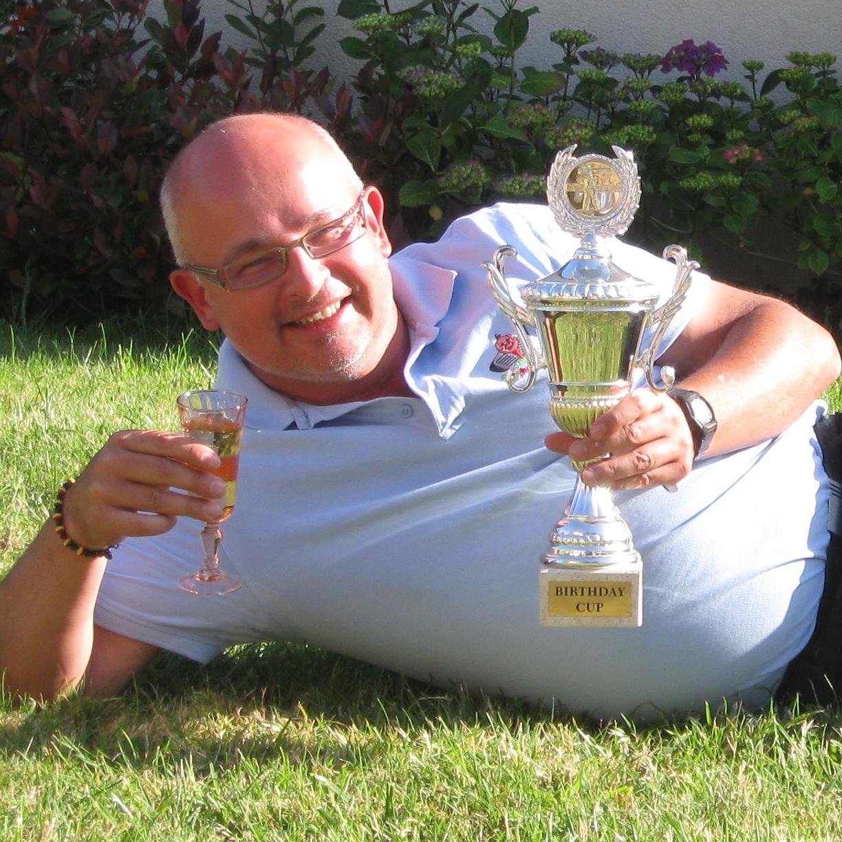Journaliste, @larep_fr,  @US_Orleans #football  #golf #OM, #Federer, #LeLavandou, Plage, Pastis, Amis. La vie est belle et c'est tant mieux!