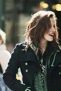 Na vida voce so precisa de familia,amigos verdadeiros e um dedo do meio pra cima - Kristen Stewart