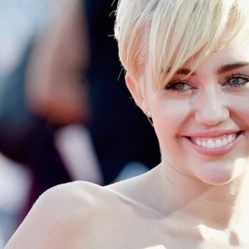 te dei um follow grátis, não siga aqui, seja legal e siga @Miley2point0 como forma de agradecimento, obrigado desde já/ please follow @Miley2point0