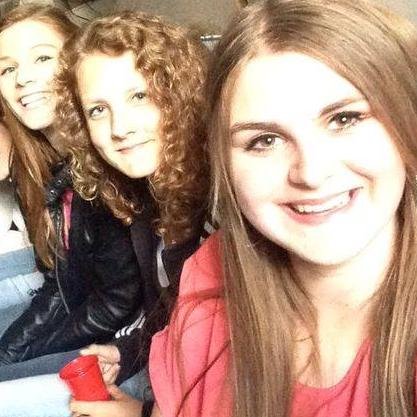 CriticizingS's profile picture. 3 girls, Laura, Iris & Myrte. Here to criticize society and write blogs about social problems