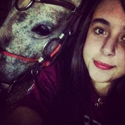 Embaixo do meu chapéu , existe um mundo cheio de certezas e incertezas . Existe amores e desamores . Alegrias e tristezas '