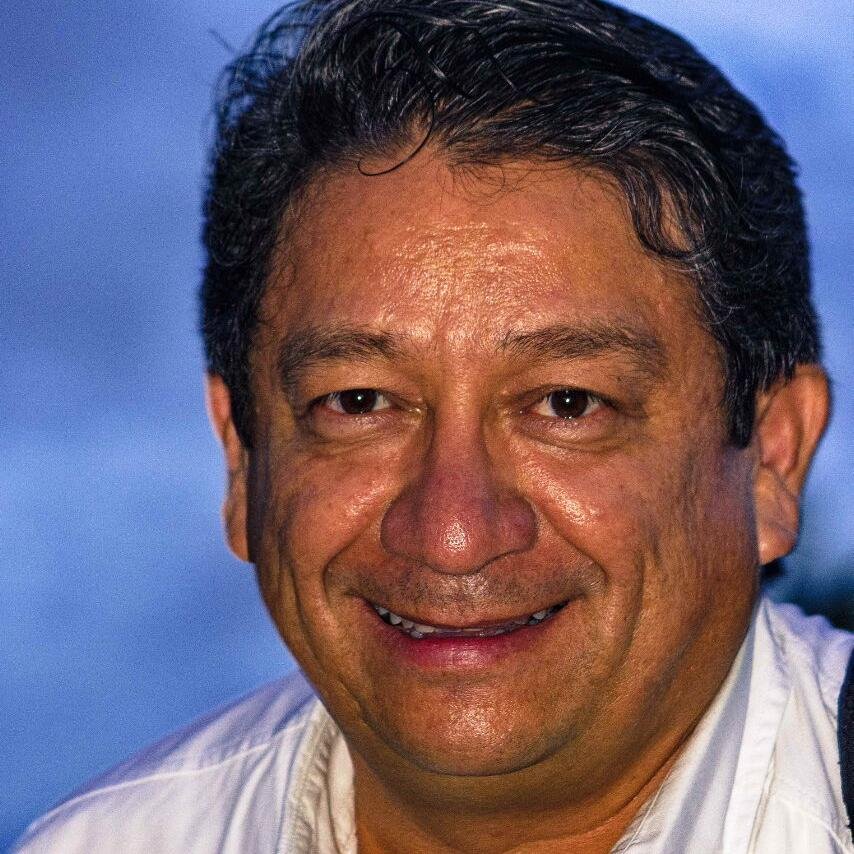 Fotógrafo de afición, filosofo de banqueta, admirador de la luna y U2, del futbol y tequila no entiendo mucho, pero como me divierten!!!!