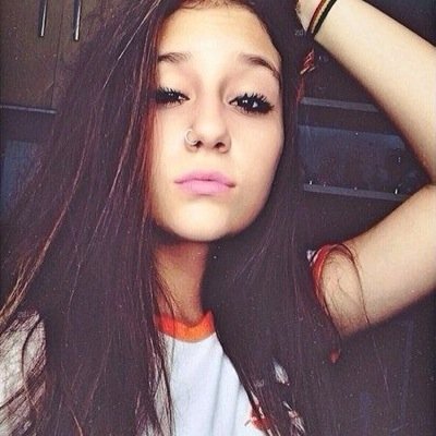 Oi,eo soa giulia e você esta assistindo ao Disney Channel,e a minha irmã é feia ;)