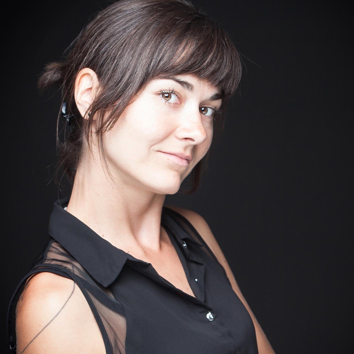 Photographe indépendante. Auxiliaire de santé en ems. Maman grizzli. Râleuse, curieuse et soucieuse du mieux-vivre dans sa ville et ailleurs.