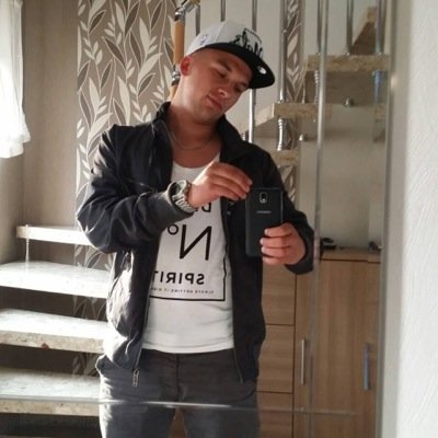 Mein Name ist Matthias, ich bin Jahrgang ‘92 und lebe momentan in Norden, kleines Ört'chen an der Nordsee. Getwittert wird hier größtenteils Privates.