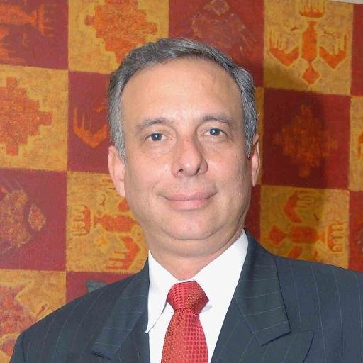 Expositor internacional con más de 18 años de experiencia en Estrategias de Negociación, Persuasión y Habilidades Gerenciales.