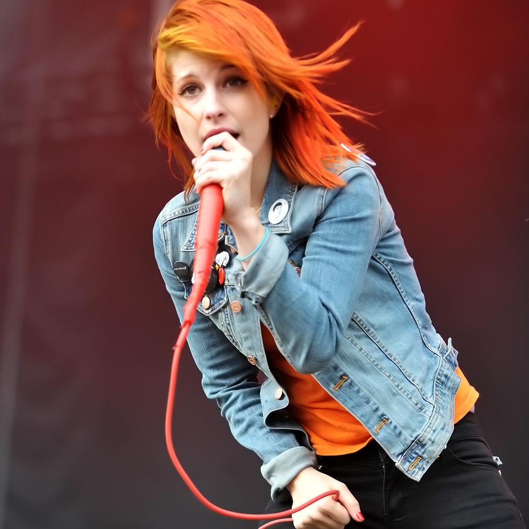 ♬            ₪ ø lll ·o.  coldplayer,monkeysus,echelon,misterwives,fun,kings of leon,paramore,all time low,boys like girls,a rocket to the moon,parachute... :)