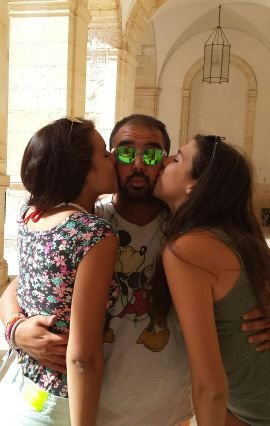 Celosos del ayer, ansiosos del mañana, adictos a lo efímero, amantes de la noche...