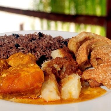 A solo 32km del peaje en la Vía  a la Costa, en Chi Cha Rron encontrarás una deliciosa fusión de comida típica Cubana y Ecuatoriana. lun - Dom 7h30-17h00