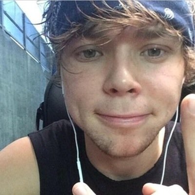 please follow @walrusluke they are trying really hard to get follows from the boys and will be dming usernames once they do:)