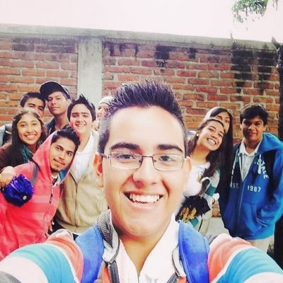 Estudiante de la Preparatoria Regional de Chapala, me gustan los videojuegos, la música y los Tacos ♡.♡